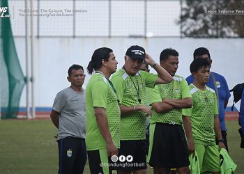 Duet Ezechiel-Bauman Tokcer, Gomez Buka Rahasia