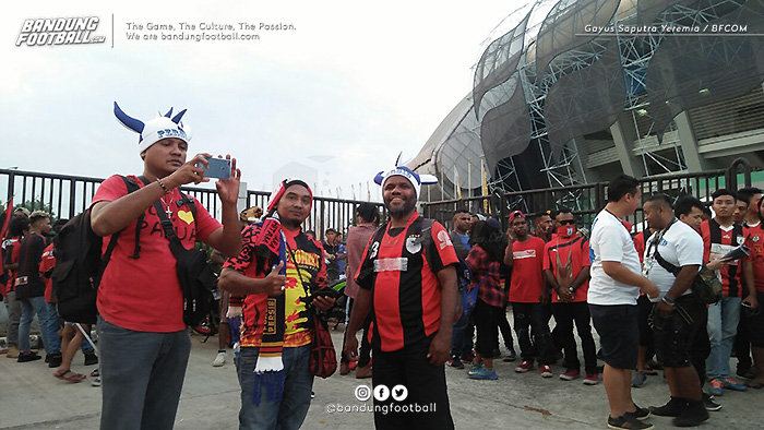 Foto-foto Keharmonisan Bobotoh dan Persipura Mania