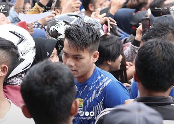Ribuan Bobotoh Sambut Persib di Stadion Wiradadaha