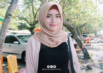 Mulai Dari Koleksi Foto Hingga Nonton Saat Kerja, Bentuk Kecintaan Pada Persib