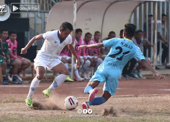 Pemain Bandung United, Puja Abdillah berusaha melewati pemain Perserang, Nasho Ikhul Ibad, pada pertandingan yang digelar Rabu (2/10), di Stadion Maulana Yusuf.