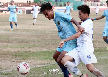 Penyerang Bandung United, Wildan Ramdani berusaha merebut bola dari pemain Perserang, Rabu (2/10)