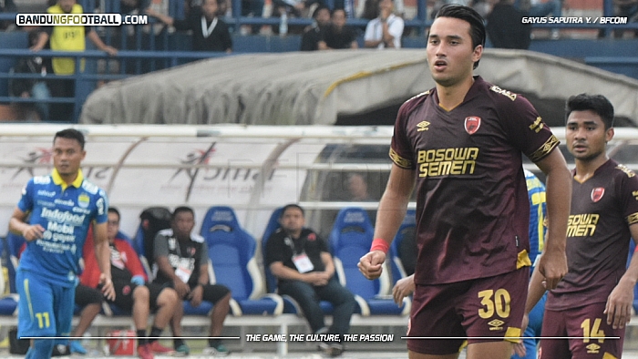 Pelatih Persib Sebut Ezra Walian Masih Perlu Perbaiki Kebugaran