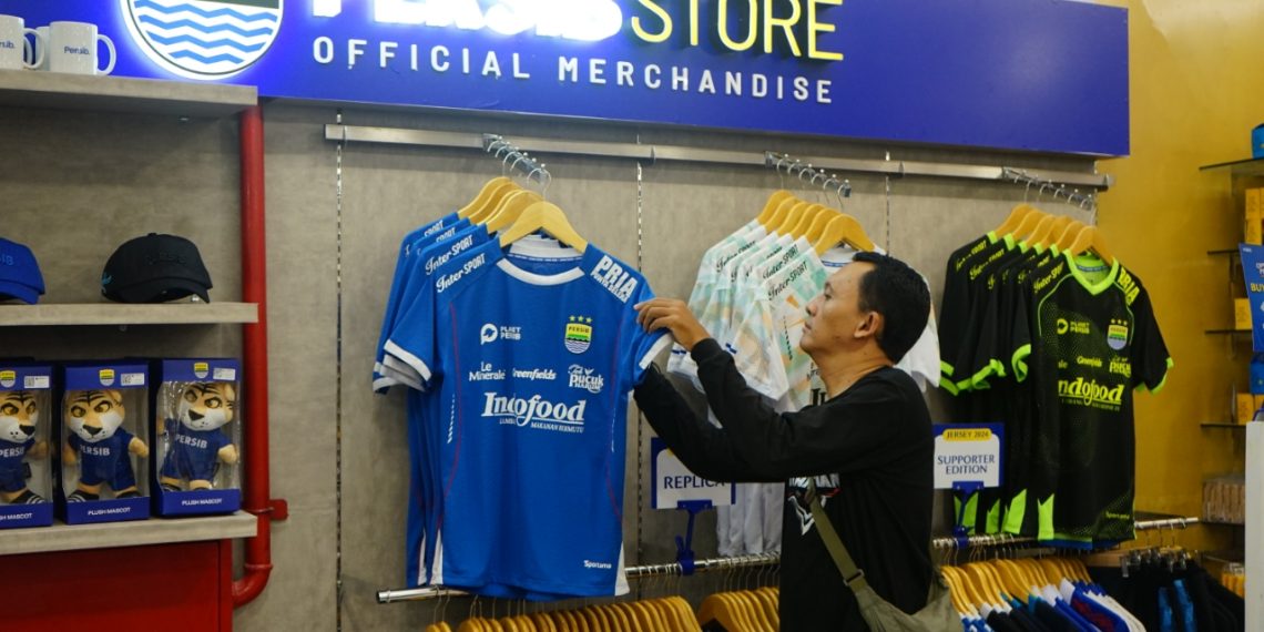Hadir di Sumedang, Persib Store Punya Promo Buy 1 Get 1 Jersey Supporter Edition