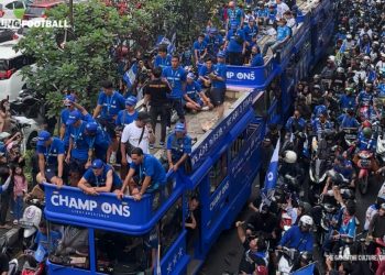 Persib Gelar Lifting Trophy Usai Lawan Persis, Pawai Juara Digelar Sehari Setelahnya