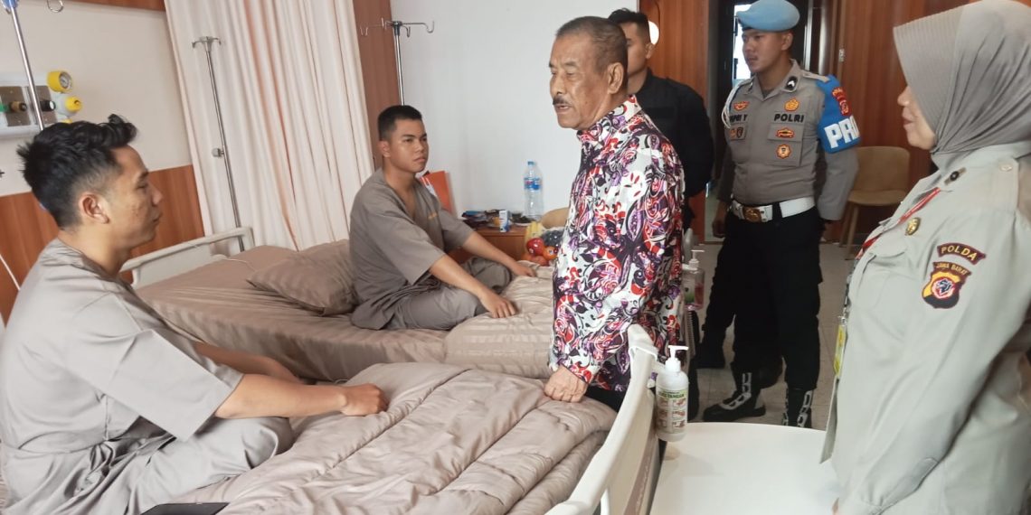 Jenguk Para Korban, Umuh Muchtar Sesalkan Flare dan Petasan di Stadion GBLA