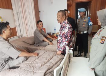 Jenguk Para Korban, Umuh Muchtar Sesalkan Flare dan Petasan di Stadion GBLA