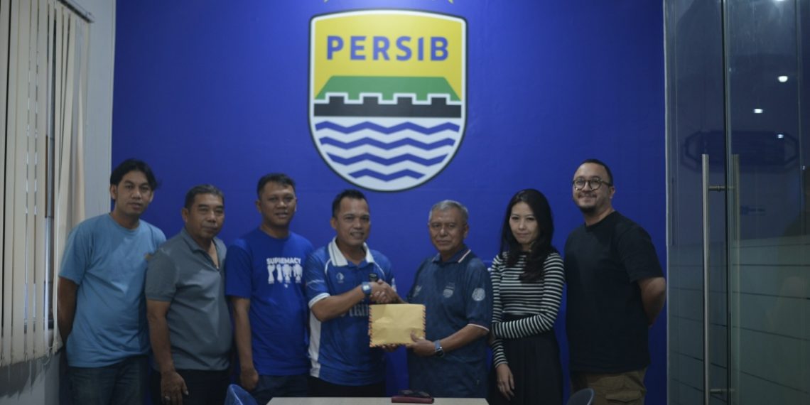 Viking Persib Club Kucurkan Bantuan Puluhan Juta untuk Perbaikan Fasilitas GBLA