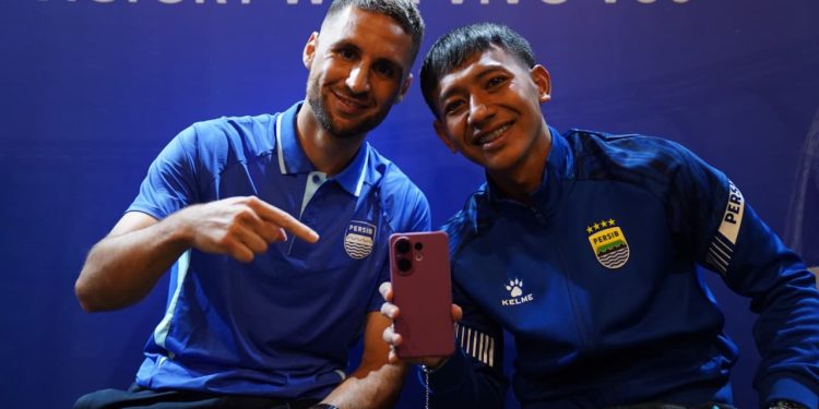 Meet and Greet “Closer to Victory with vivo V60” Hadirkan Kehangatan Bobotoh Bersama Beckham dan Lucho