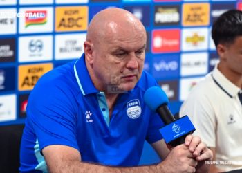 Bojan Hodak Pastikan Dua Pemain Persib Absen Lawan PSBS