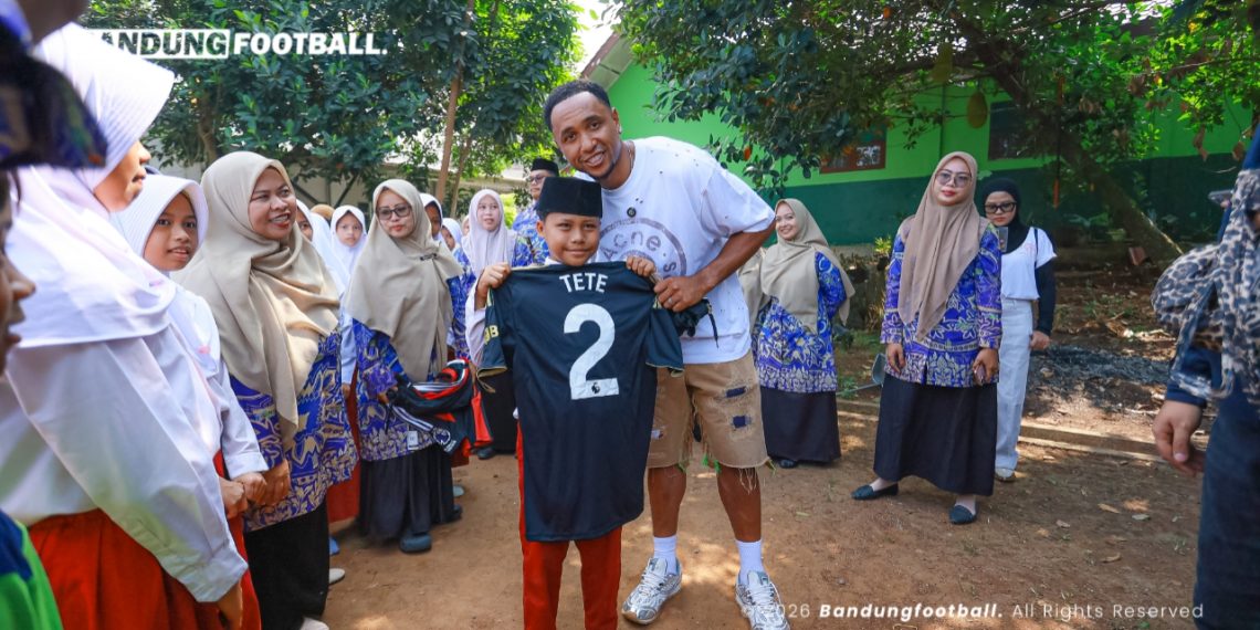 Marc Klok Foundation Hadirkan Bek Fulham Kenny Tete, Gelar Coaching Clinic hingga Dukung Renovasi Sekolah